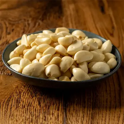 Peeled Garlic ()