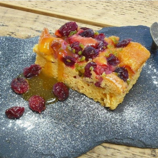 Clementine, Cranberry & Pistachio Tray Bake (74120p1)