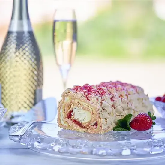 Strawberry & Prosecco Roulade (163025p1)