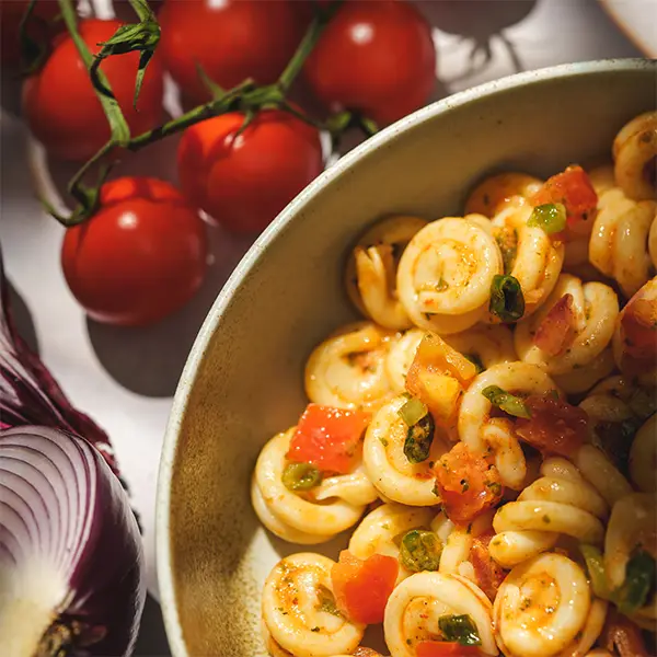 Pasta Salad with Tomato & Onions (0181p1)