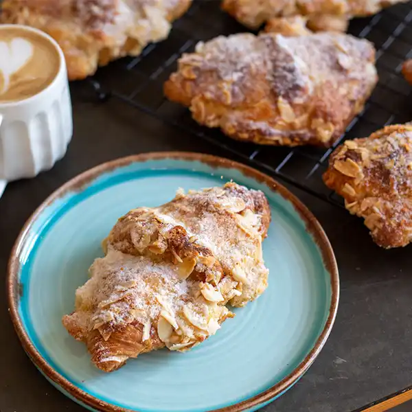 Cakesmiths Almond Croissant (343526p1)