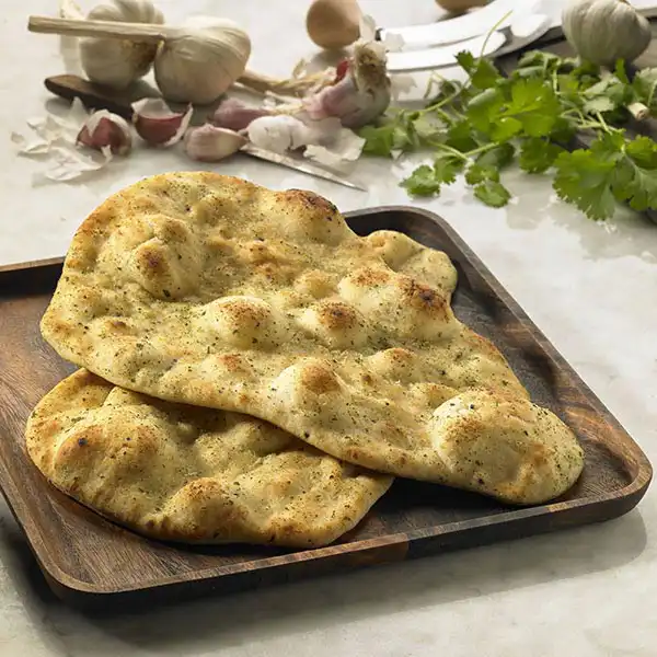 Large Garlic & Coriander Naan Bread (6558p1)
