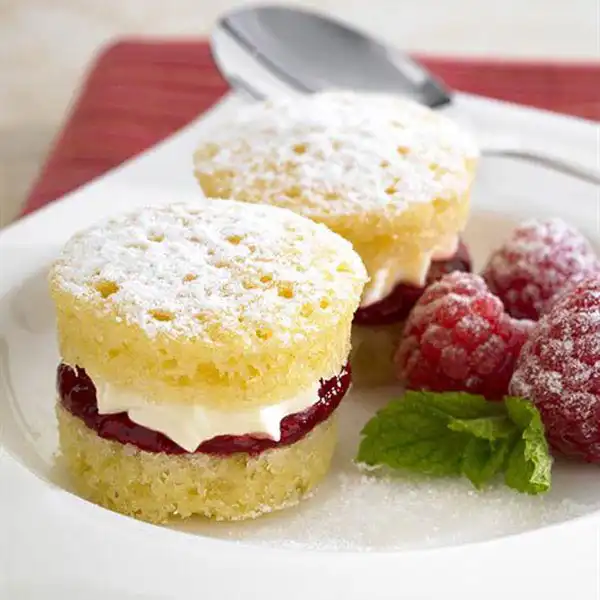 Mini Victoria Sponge Cakes (11942p1)